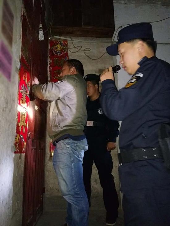 湄潭粗心妈妈误将幼女锁家中 民警全城寻开锁师傅开门